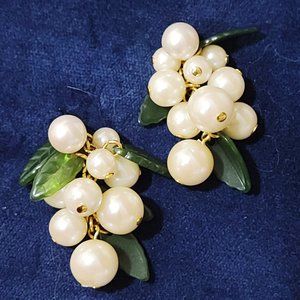 Faux pearl cluster drop pierced earrings with green glass leaves.